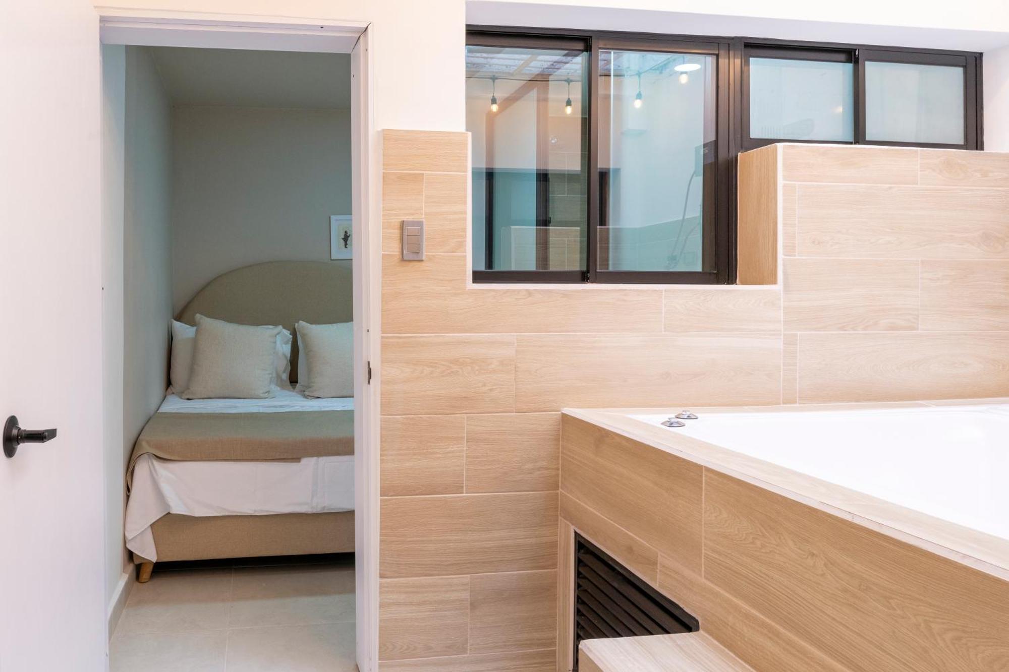 Apartment Cozy Located In Manila With Jacuzzi And Ac